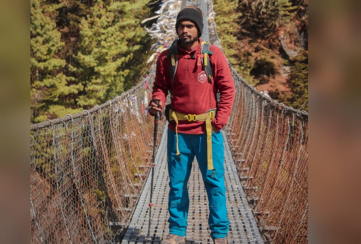 Mountaineer Nitish of Gorakhpur Hoisted Tiranga after climb 19086 feet high Mount Rudragaira
