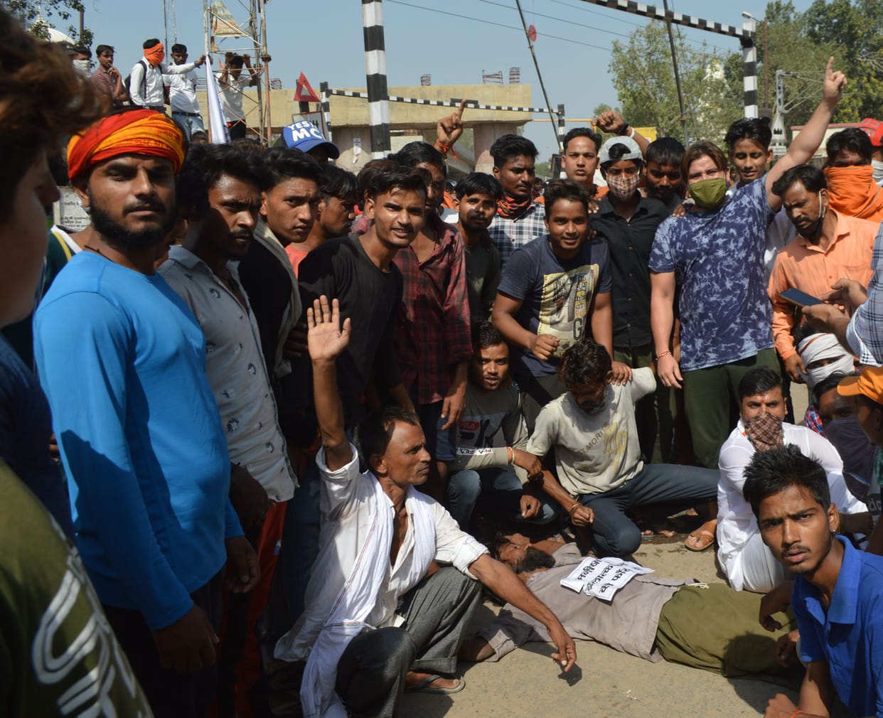 Hathras: Angry people descended on the road after the death of the daughter, jammed