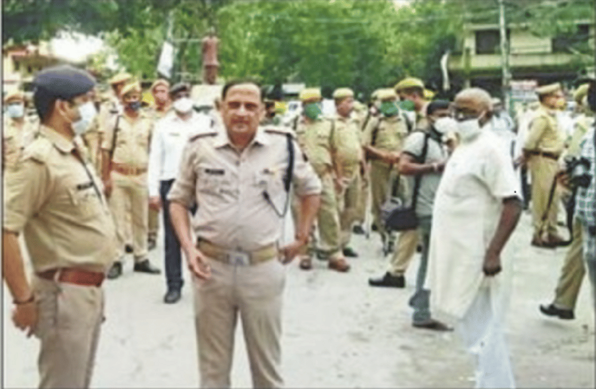 SP fined five hundred rupees for walking without mask in collectorate area in azamgarh