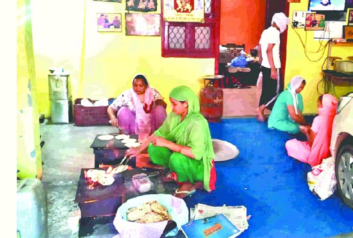 Shashi Bala with her team feeding poor people in North-East Delhi