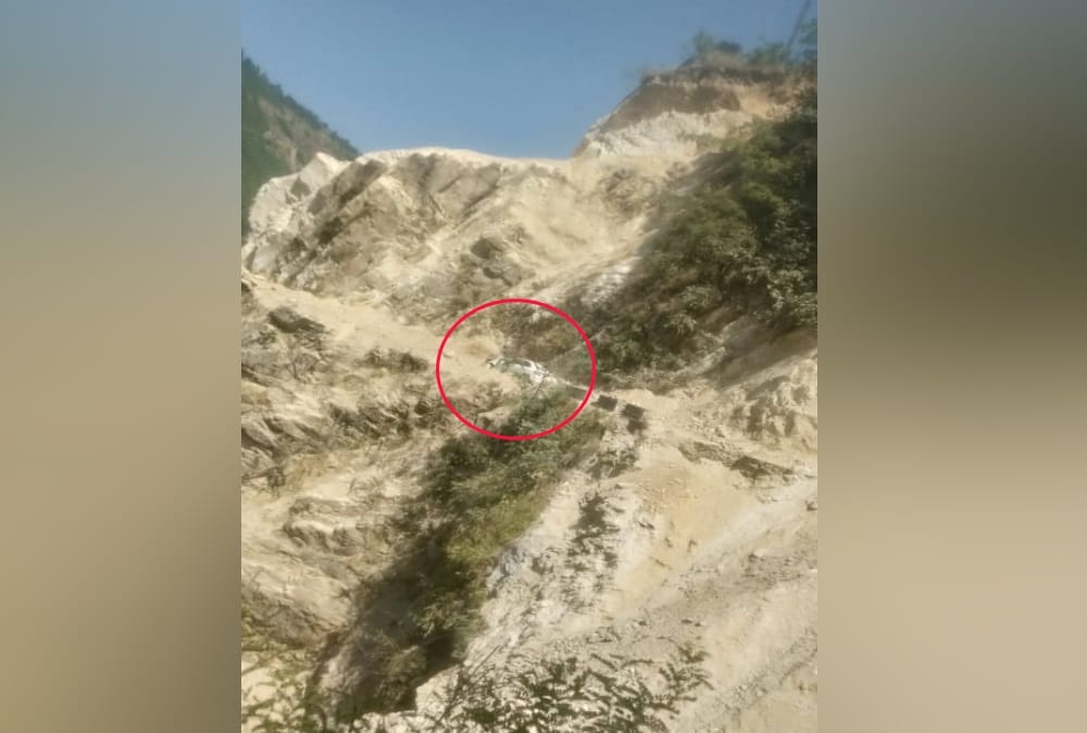 Rishikesh Badrinath Highway: Debris fell on car, 90 vehicle stuck during traffic jam