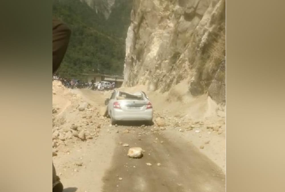 Rishikesh Badrinath Highway: Debris fell on car, 90 vehicle stuck during traffic jam