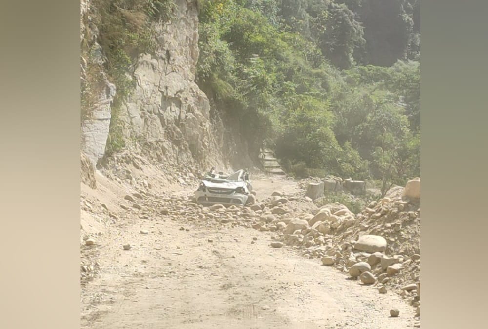 Rishikesh Badrinath Highway: Debris fell on car, 90 vehicle stuck during traffic jam
