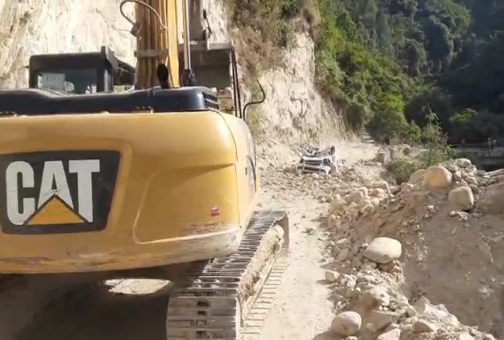 Rishikesh Badrinath Highway: Debris fell on car, 90 vehicle stuck during traffic jam