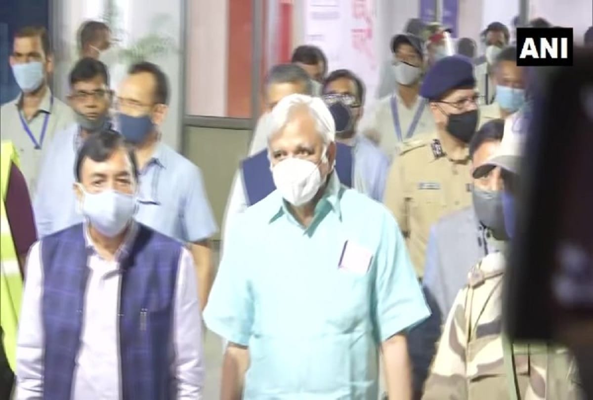 Election in Bihar 2020 News in Hindi: Chief Election Commissioner Sunil Arora along with a team of officials arrived at Patna Airport