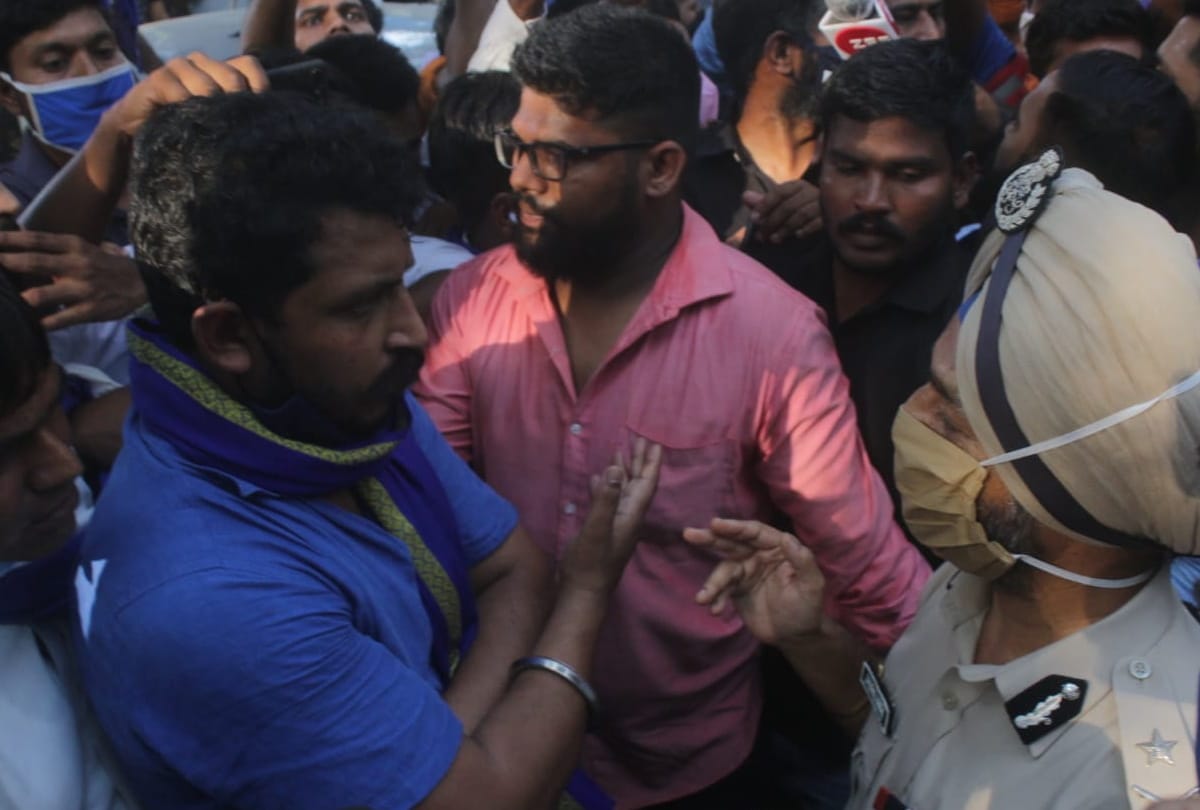 Hathras Gang Rape Case News: Forensic Report Says No Tongue Cut But Injured Protest Of Bhim Army Chandrashekhar At Safdarjung Congress At Vijay Chowk