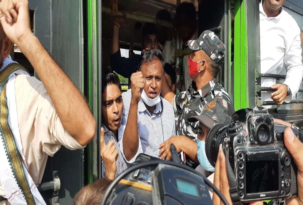 Hathras Gang Rape Case News: Forensic Report Says No Tongue Cut But Injured Protest Of Bhim Army Chandrashekhar At Safdarjung Congress At Vijay Chowk