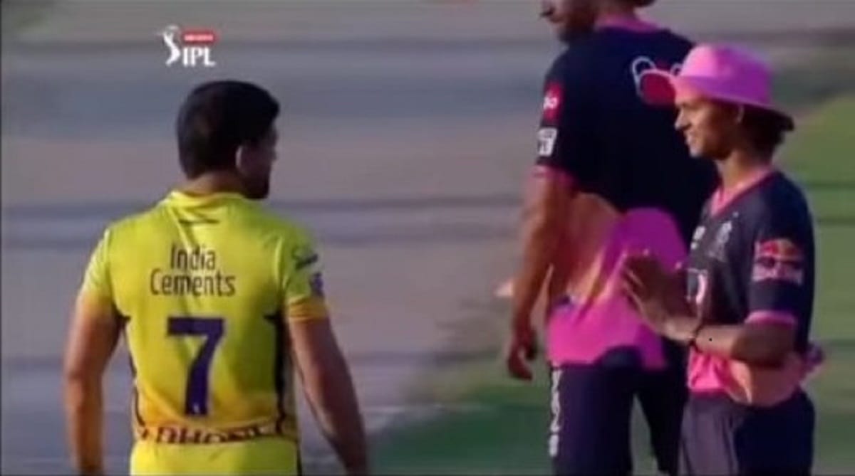 IPL 2020 News in Hindi: Ysshaswi jaiswal and ms dhoni viral video and photo between rr and csk match