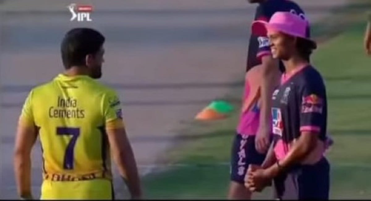 IPL 2020 News in Hindi: Ysshaswi jaiswal and ms dhoni viral video and photo between rr and csk match