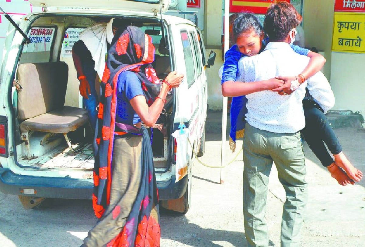 Father lifts sick daughter in lap reaches emergency ward at sn medical college agra