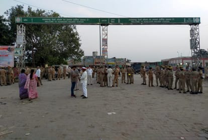 रेलवे स्टेशन भीम आर्मी के प्रदर्शन की खबर मिलने पर तैनात की गई पुलिस।