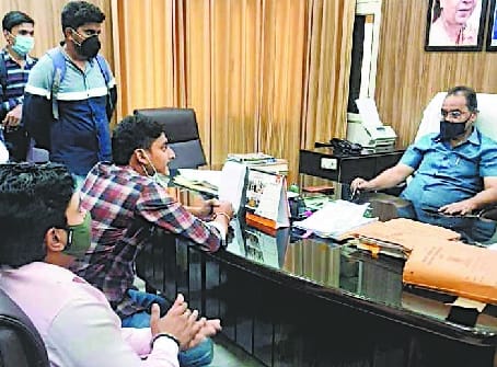 ABVP activists laid siege to the vice-chancellor and kept their problems