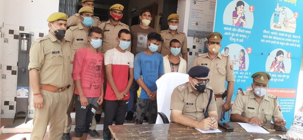 Shahpur police caught four crooks in an encounter