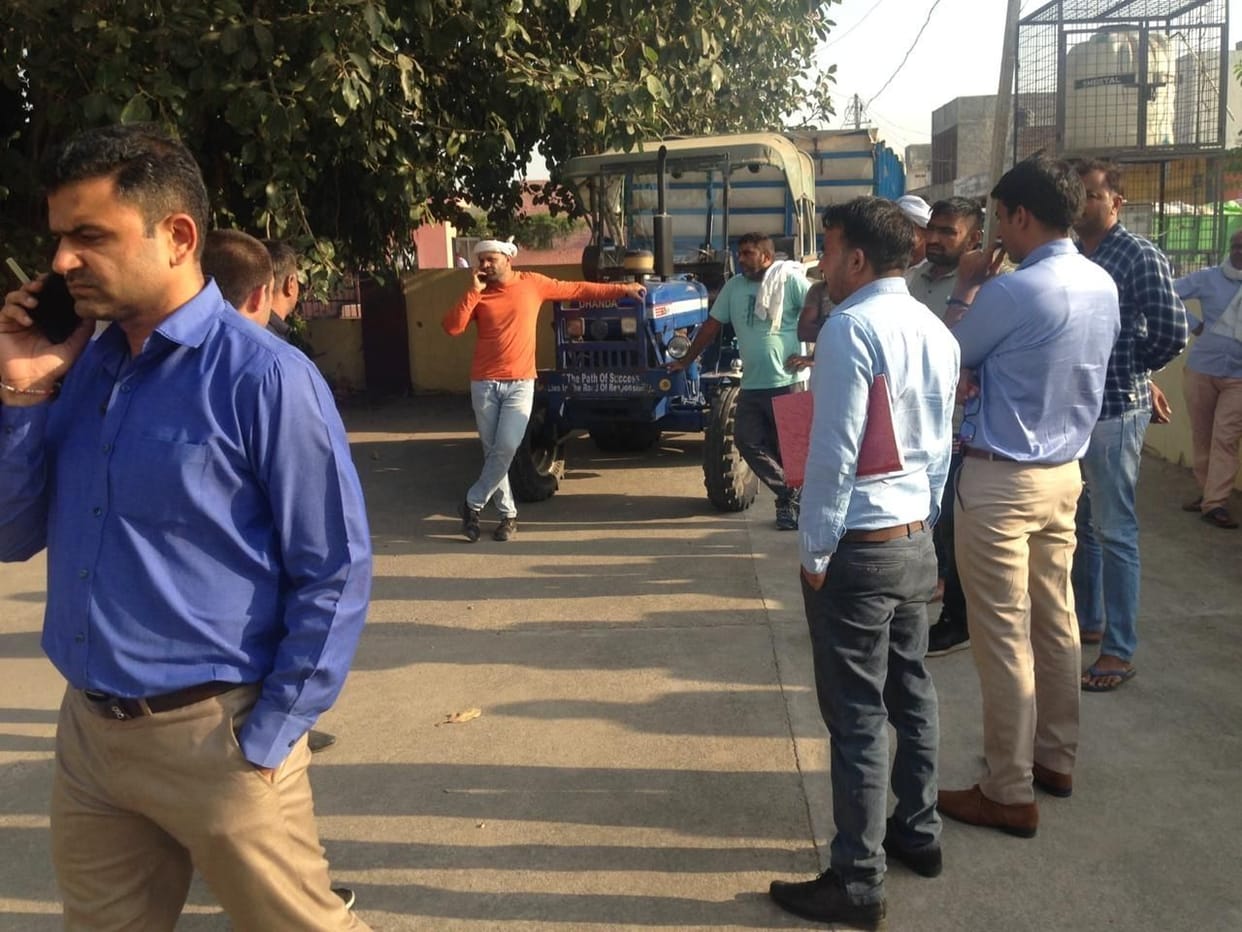 Farmers stormed a paddy-filled trolley in the Market Committee office after not buying PR paddy