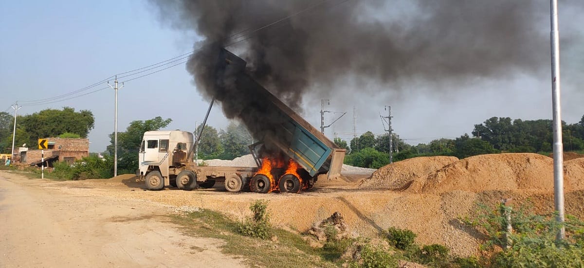 Hiva truck burnt due to hightension line wire driver died in mirzapur