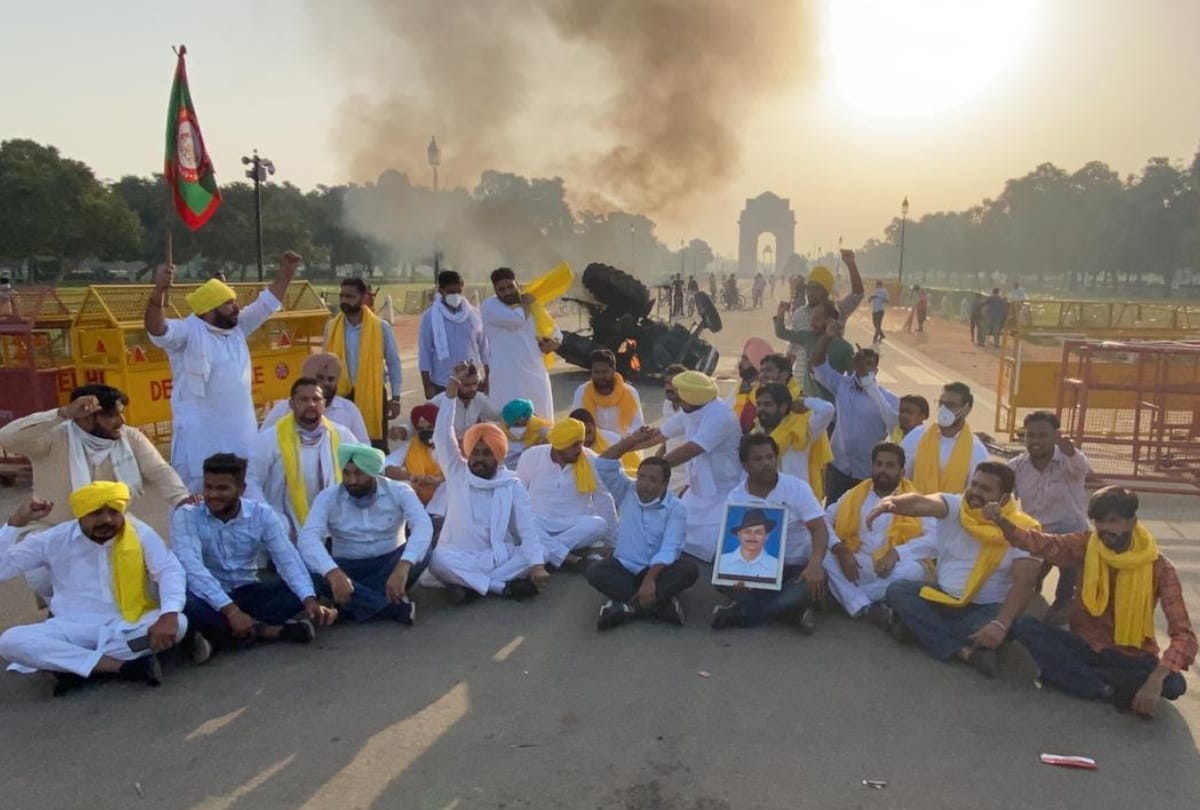 Punjab youth congress president held for burning tractor at vijay chowk near india gate was also burnt 8 days ago in ambala