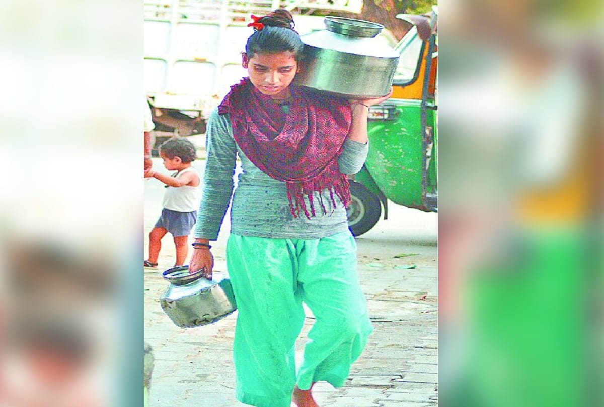 Water crisis in the houses of the urban poor in agra