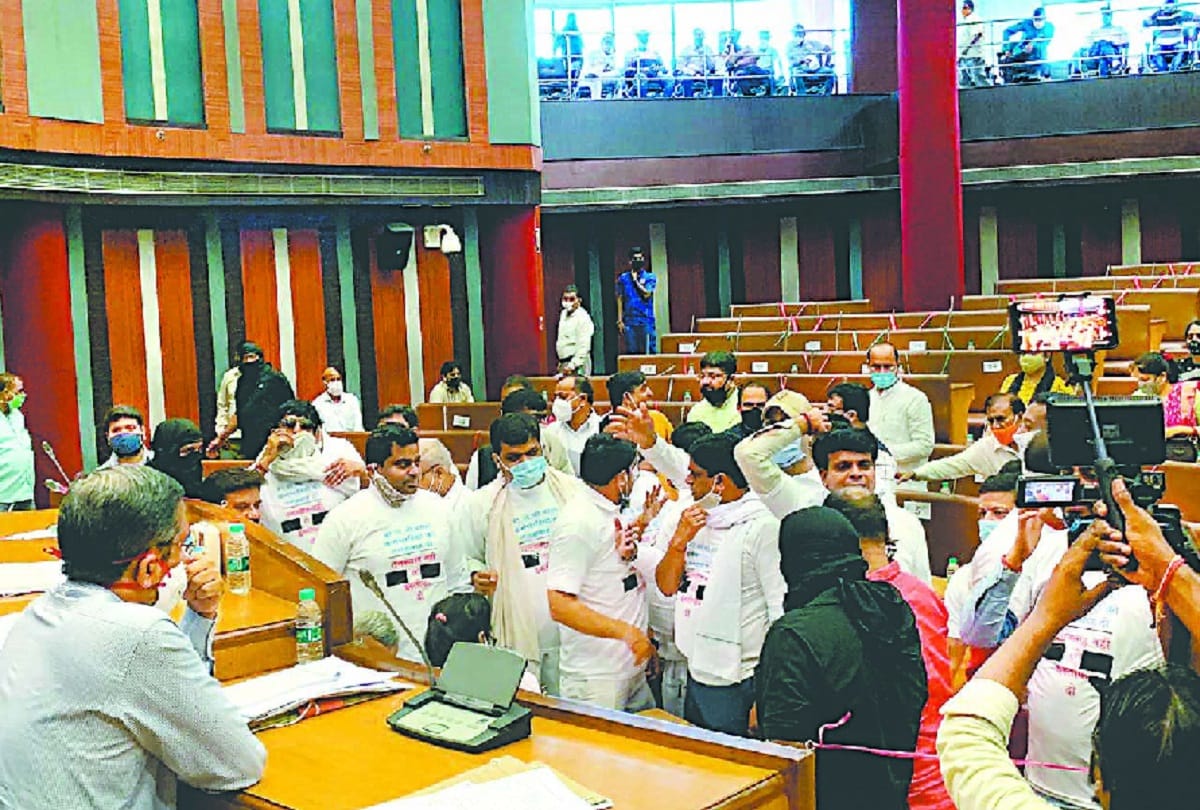 North municipal corporation meeting commotion, 22 AAP councilors suspended