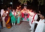 बहराइच में मंगलवार की रात को शहीद पार्क पर कैंडल जलाकर हाथरस की घटना में बिटिया को श्रद्धांजलि दे