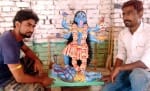 मां काली की मूर्ति के साथ मूर्तिकार नरेंद्र कुमार और नीरज कुमार। संवाद