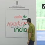 साई का नया लोगो लॉन्च करते खेल मंत्री रिजिजू