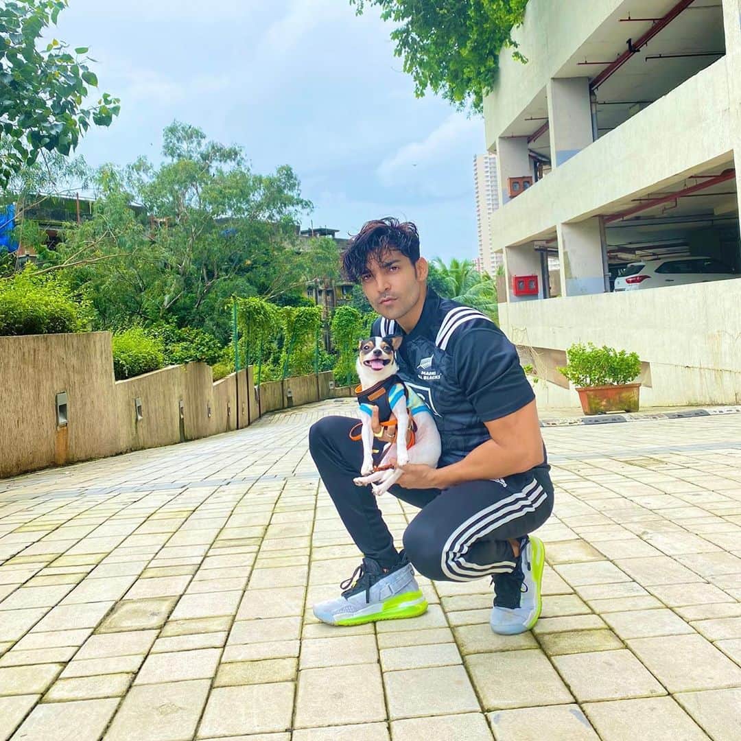 Bigg Boss ex contestant Himanshi Khurana admitted in hospital and Gurmeet Choudhary Debina Bonnerjee and Priya Ahuja Rajda has been tests corona positive