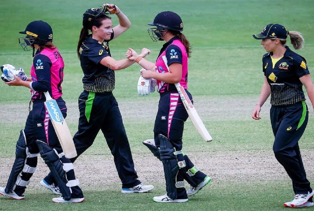 New Zealand women won the third Twenty20 International by five wickets  after losing 13-game streak against Australia