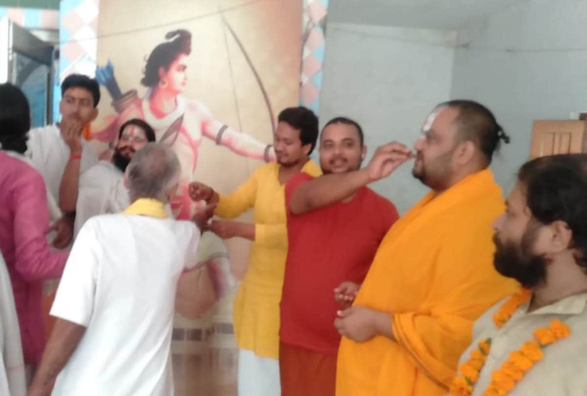 saints celebrate the verdict of CBI court on babri demolition