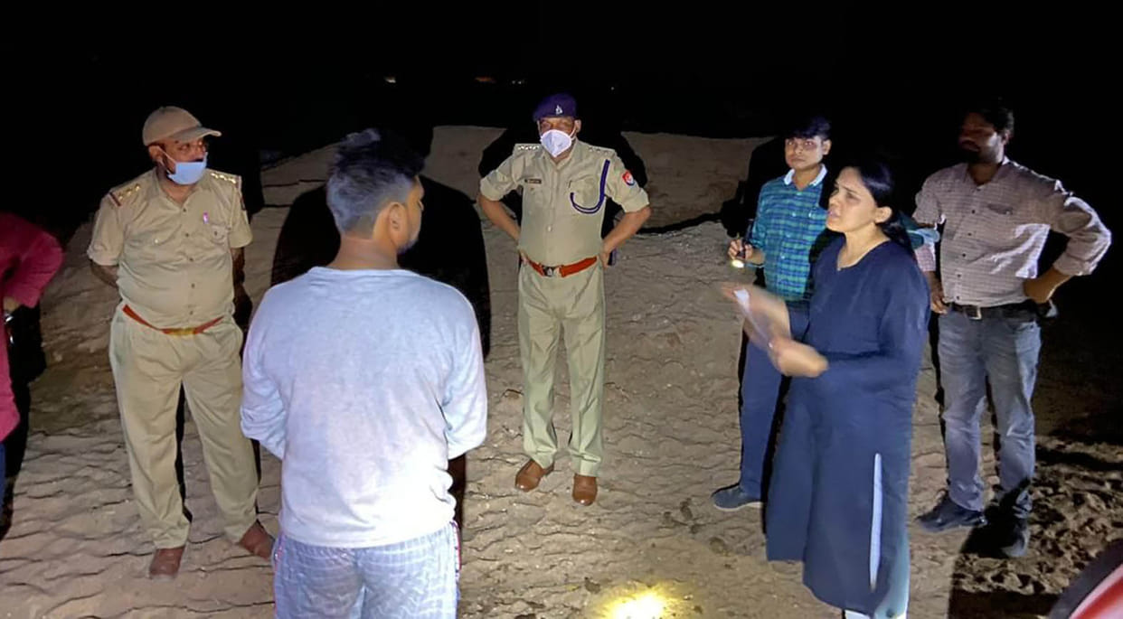 Mineral director raid, five arrested on two cars