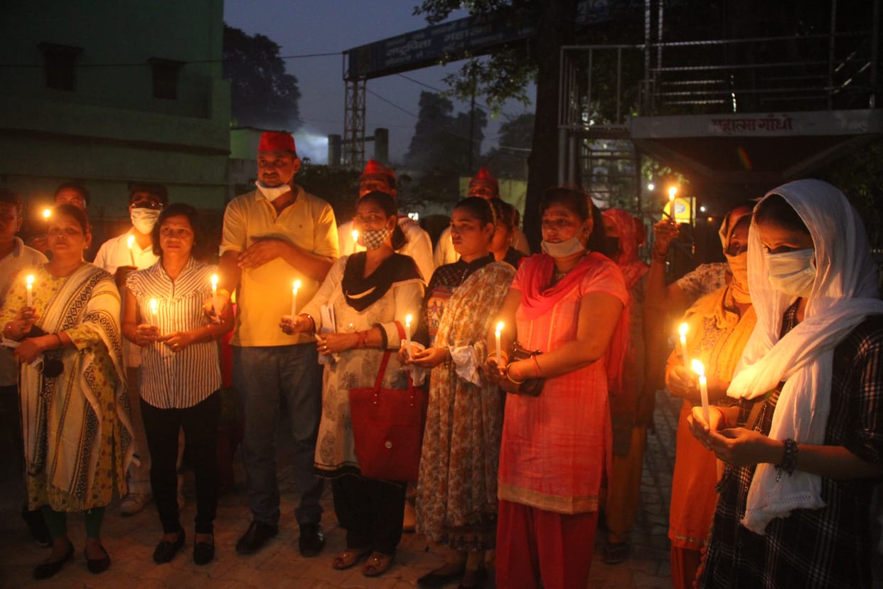 samajwadi party members tribute to hathras rape case victim
