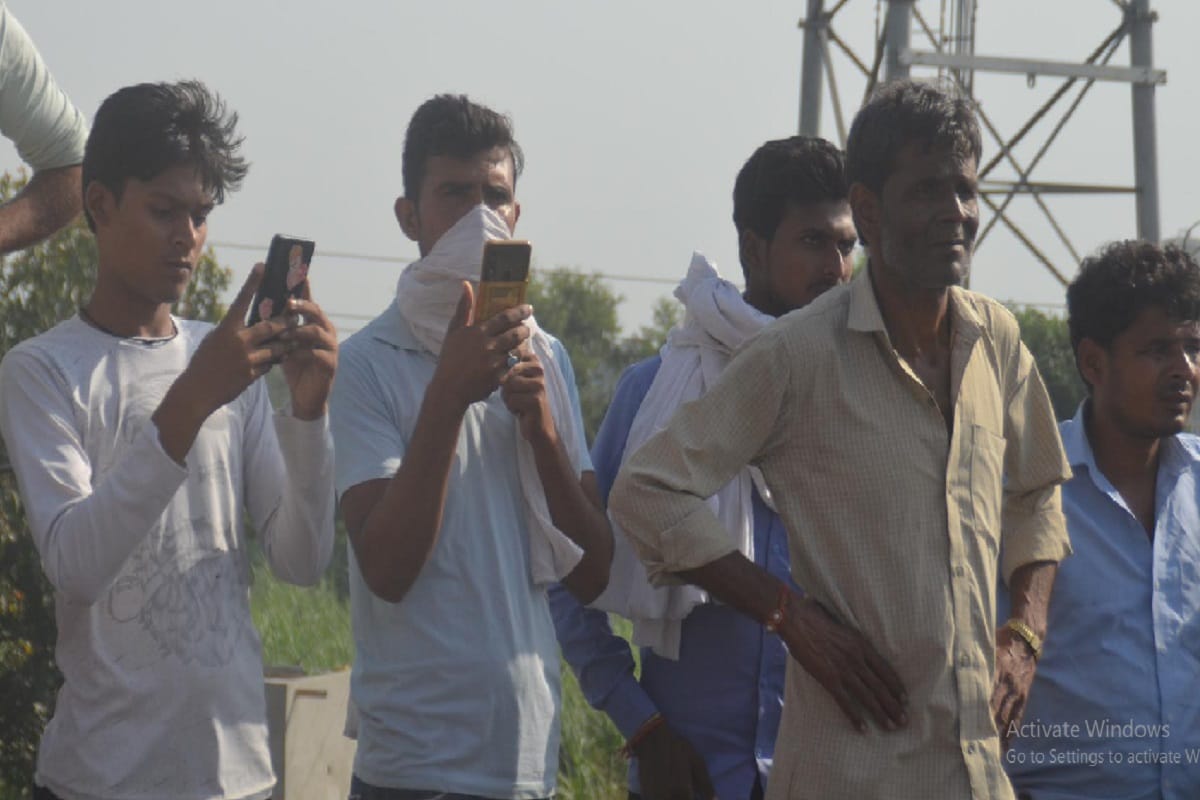 People making video of accident on Eastern Peripheral Expressway in Baghpat