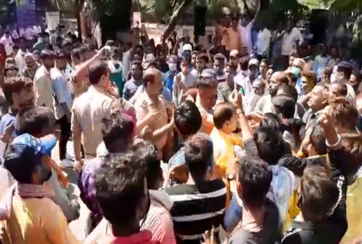 Hathras Gangrape Case News in Hindi: Sanitation Worker Boycott Work One Day And Protest Against Administration To Get Justice