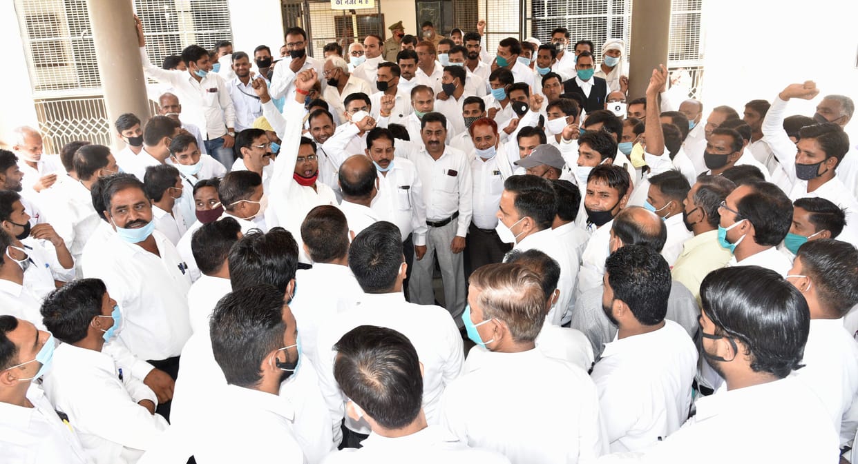 protest of advocate in sambhal