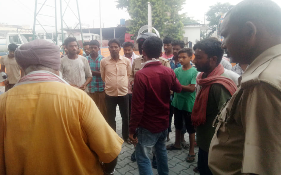 e rickshaw drivers make ruckus