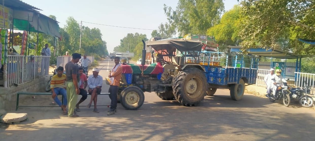 Troubled by the lack of water on the tail, farmers blocked the Jind-Bhiwani road for an hour