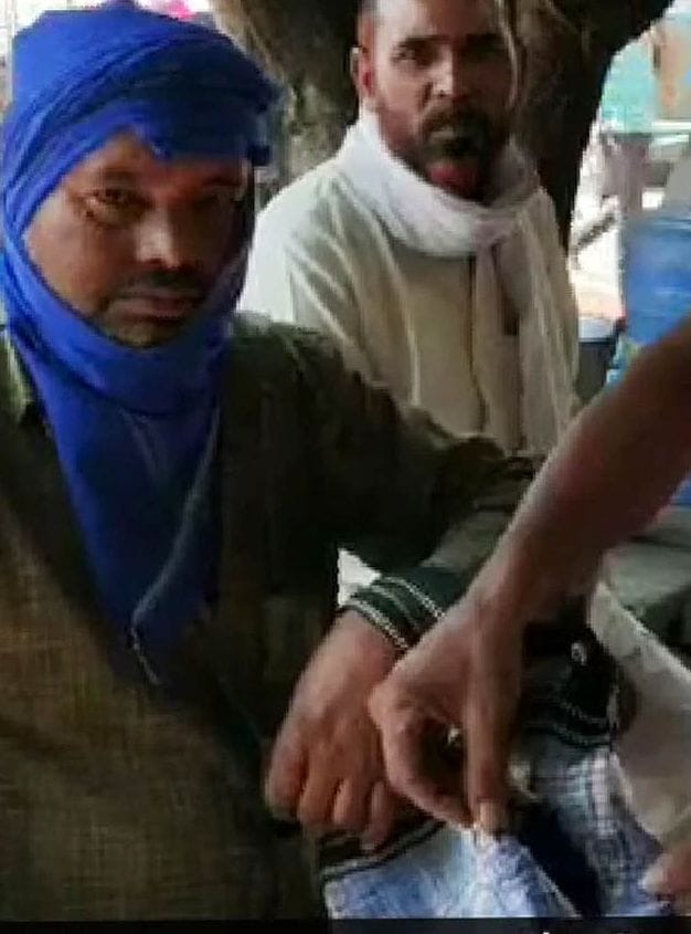 40 thousand rupees cash cut by cutting the bag of the farmer in front of the bank