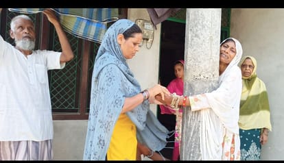 पट्टी कोतवाली के उडैयाडीह में भाई की बहु को पिलर में बांधती महिला।