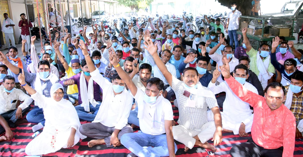 protest of electricity employee in sambhal