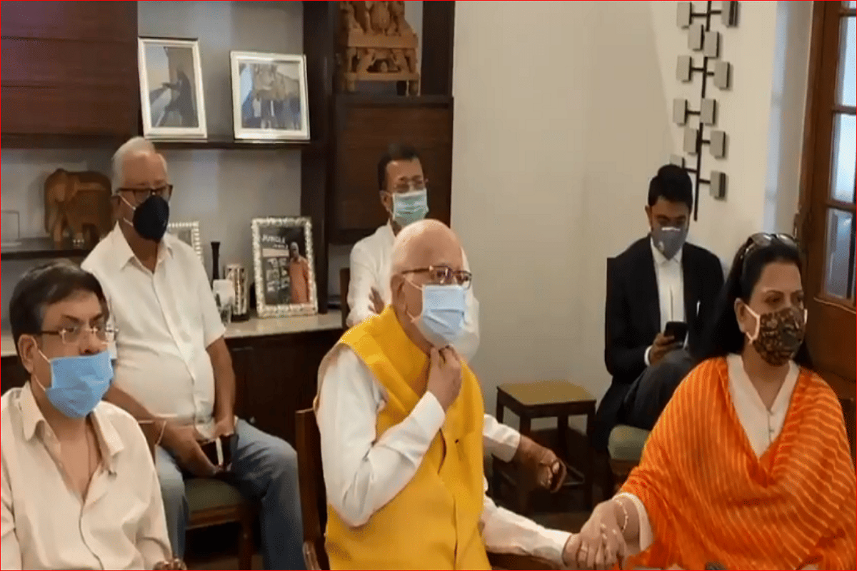 during the babri demolition verdict lal krishna advani holds hand of his daughter viral video