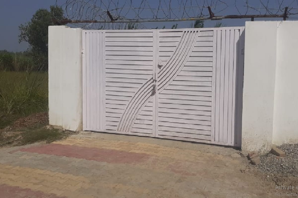 There have been many big revelations about the police station chief Dharmendra Singh in Meerut