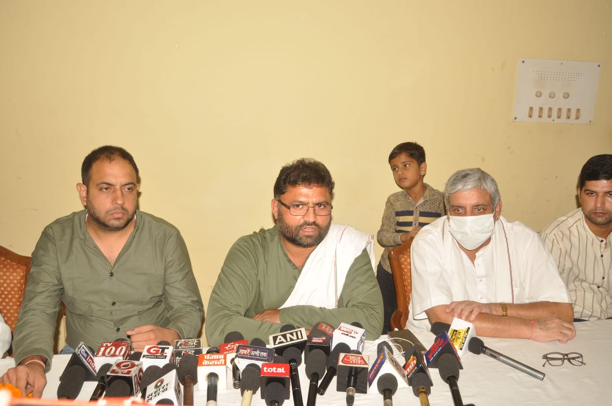 Political things happen in political people, Congress leaders went to invite which marriage to PM