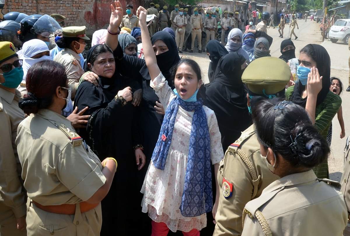 Ateeq ahmed News: Bulldozer on three properties of former MP Ateeq Ahmed's close, women sat in front of JCB