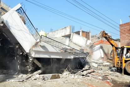 Ateeq ahmed News: Bulldozer on three properties of former MP Ateeq Ahmed's close, women sat in front of JCB