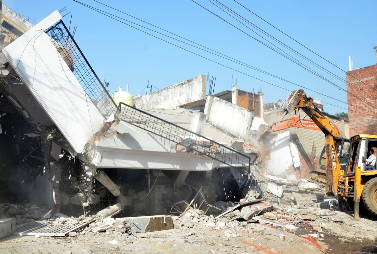 Ateeq ahmed News: Bulldozer on three properties of former MP Ateeq Ahmed's close, women sat in front of JCB