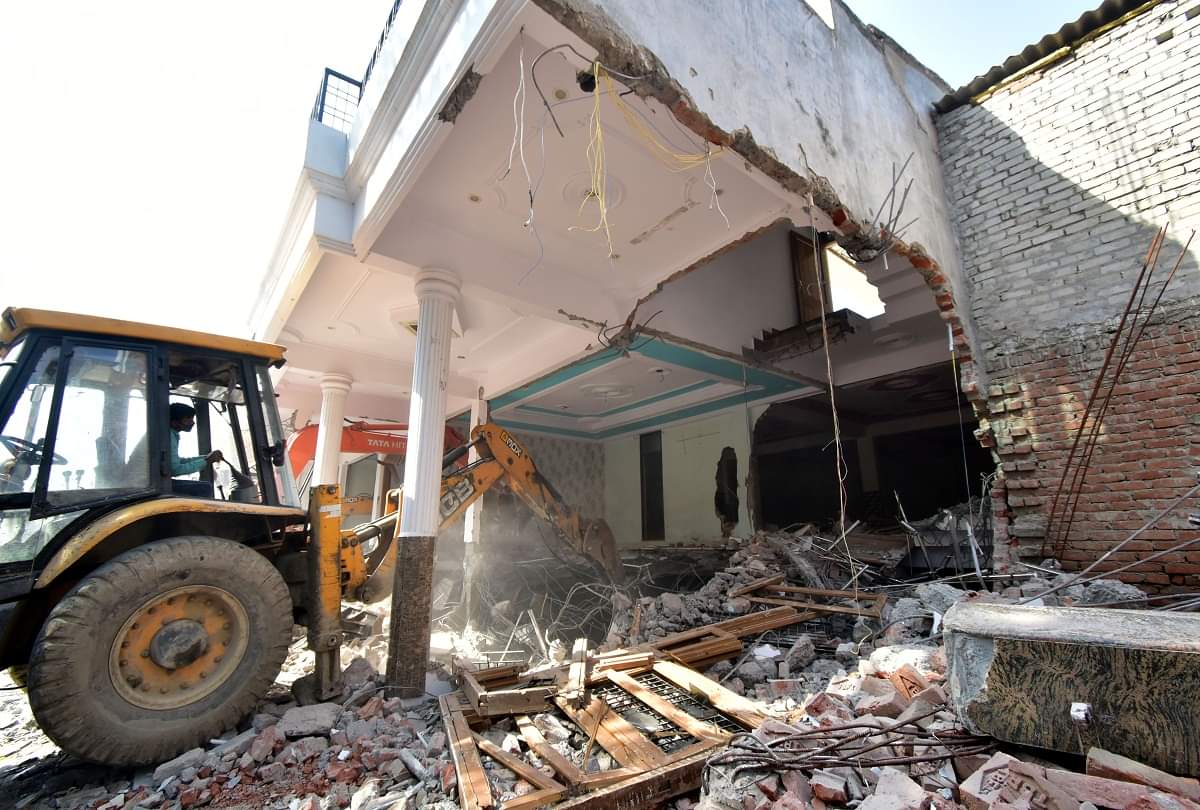 Ateeq ahmed News: Bulldozer on three properties of former MP Ateeq Ahmed's close, women sat in front of JCB