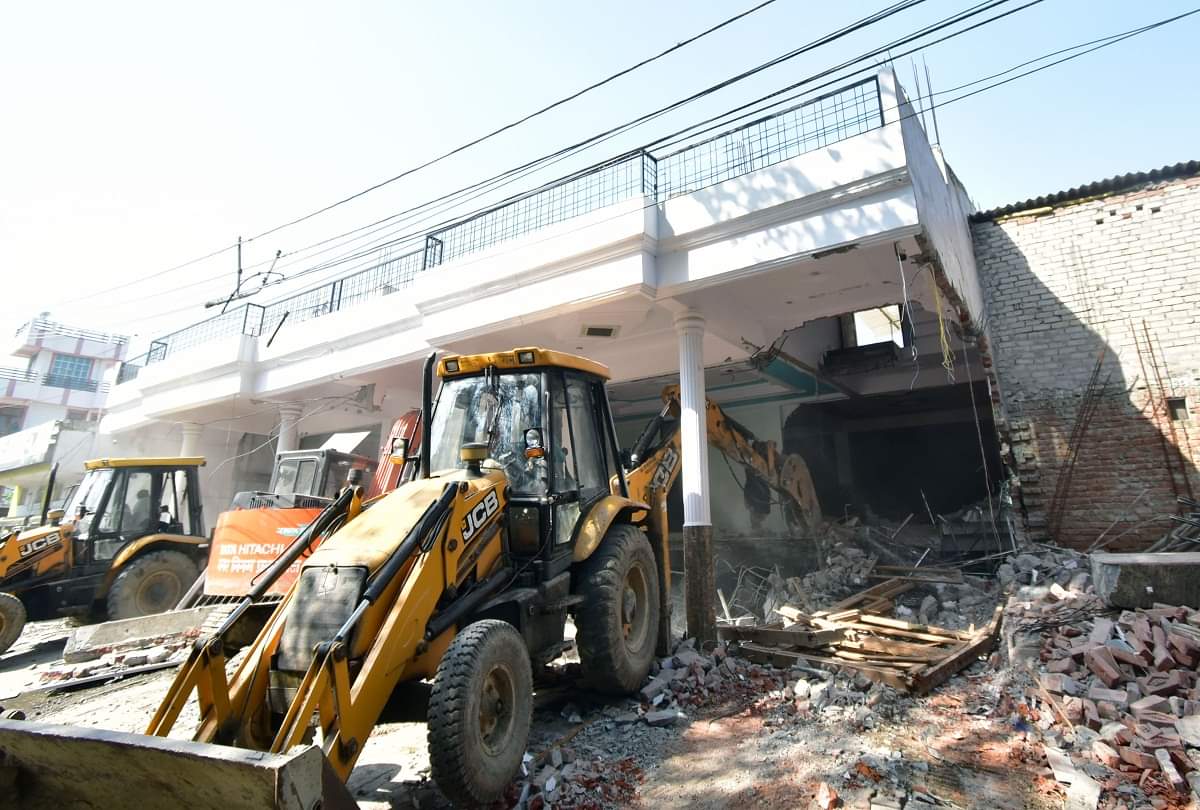 Ateeq ahmed News: Bulldozer on three properties of former MP Ateeq Ahmed's close, women sat in front of JCB