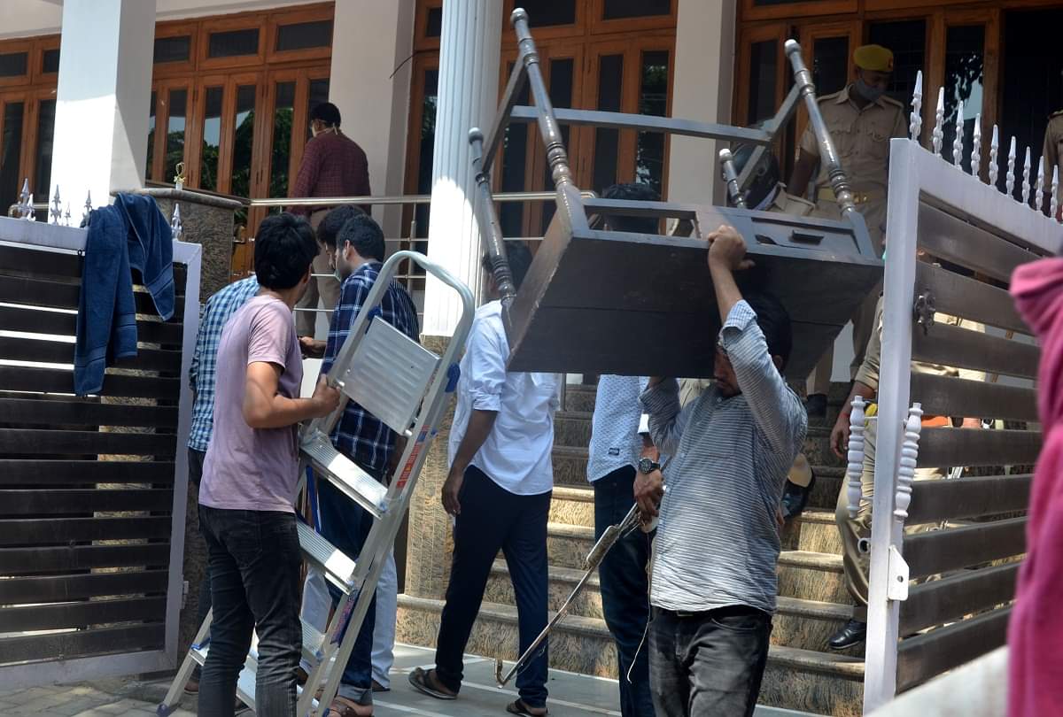 Ateeq ahmed News: Bulldozer on three properties of former MP Ateeq Ahmed's close, women sat in front of JCB