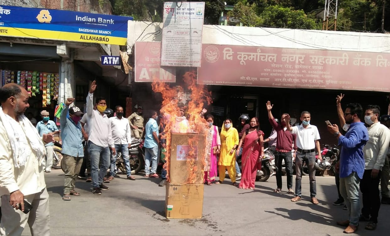Hathras Gangrape Case News in Hindi: Anger And Protest In Uttarakhand Watch Photos
