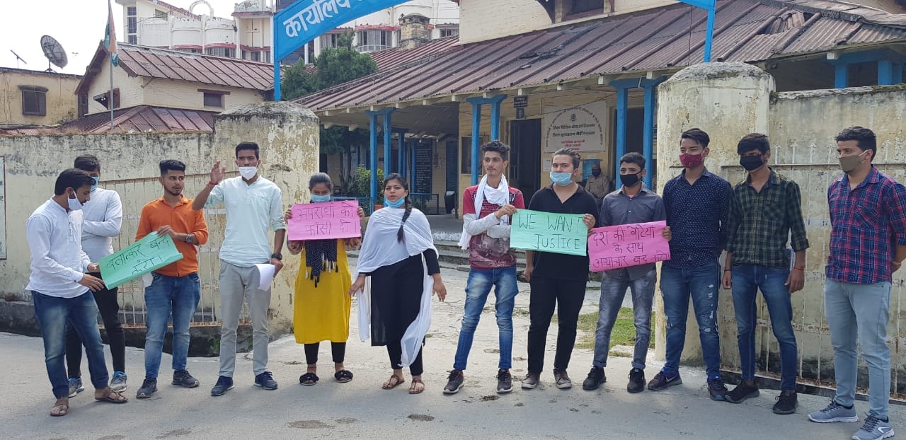 Hathras Gangrape Case News in Hindi: Anger And Protest In Uttarakhand Watch Photos