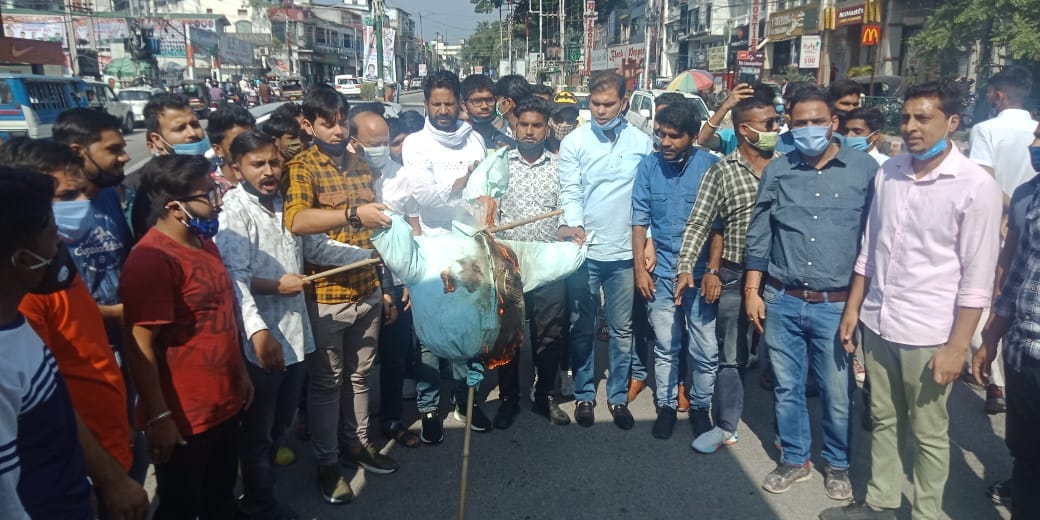 Hathras Gangrape Case News in Hindi: Anger And Protest In Uttarakhand Watch Photos